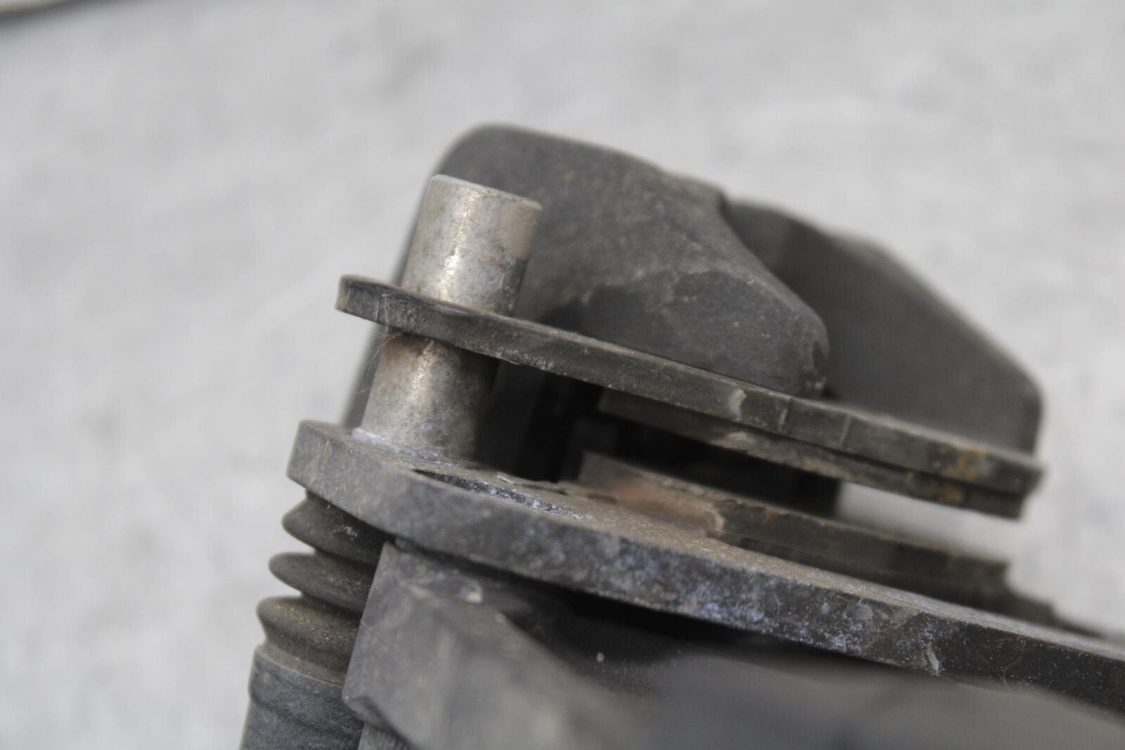 09-12 KAWASAKI NINJA ZX6R REAR BACK BRAKE CALIPER W MOUNT BRACKET  BB640