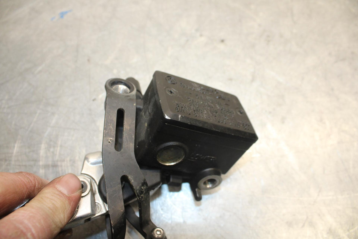 2015 Yamaha FJ09 FRONT BRAKE MASTER CYLINDER w/ LEVER BB41