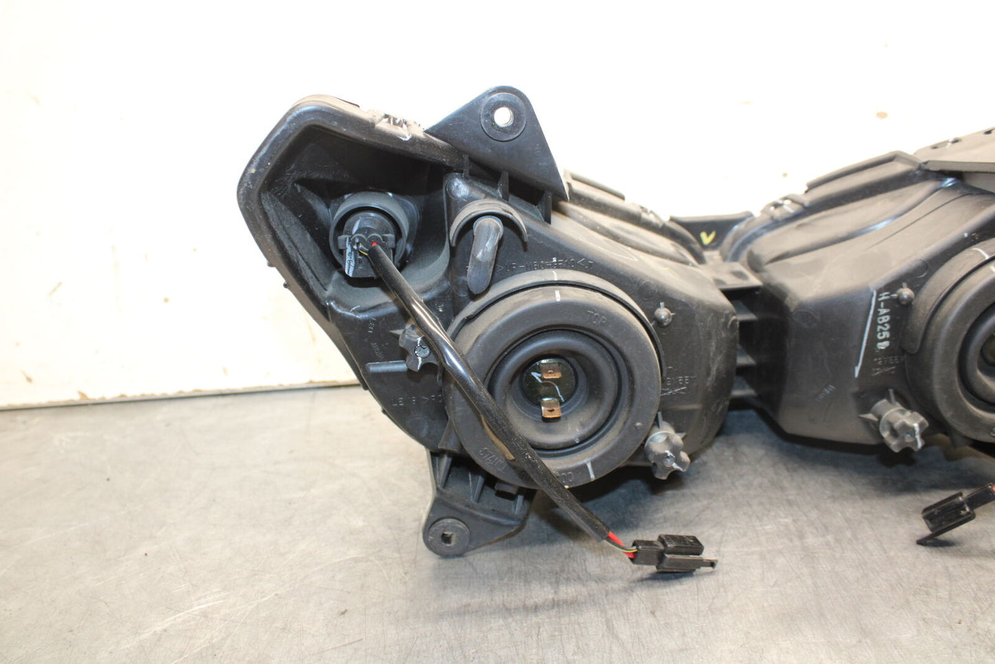 11-12 KAWASAKI NINJA 400 EX400 C FRONT HEADLIGHT HEAD LIGHT LAMP BB358