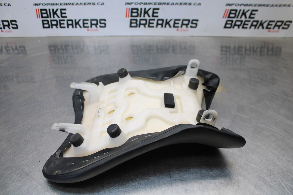 08-10 SUZUKI GSXR 600 FRONT DRIVERS SEAT PAD SADDLE PILLION BB202