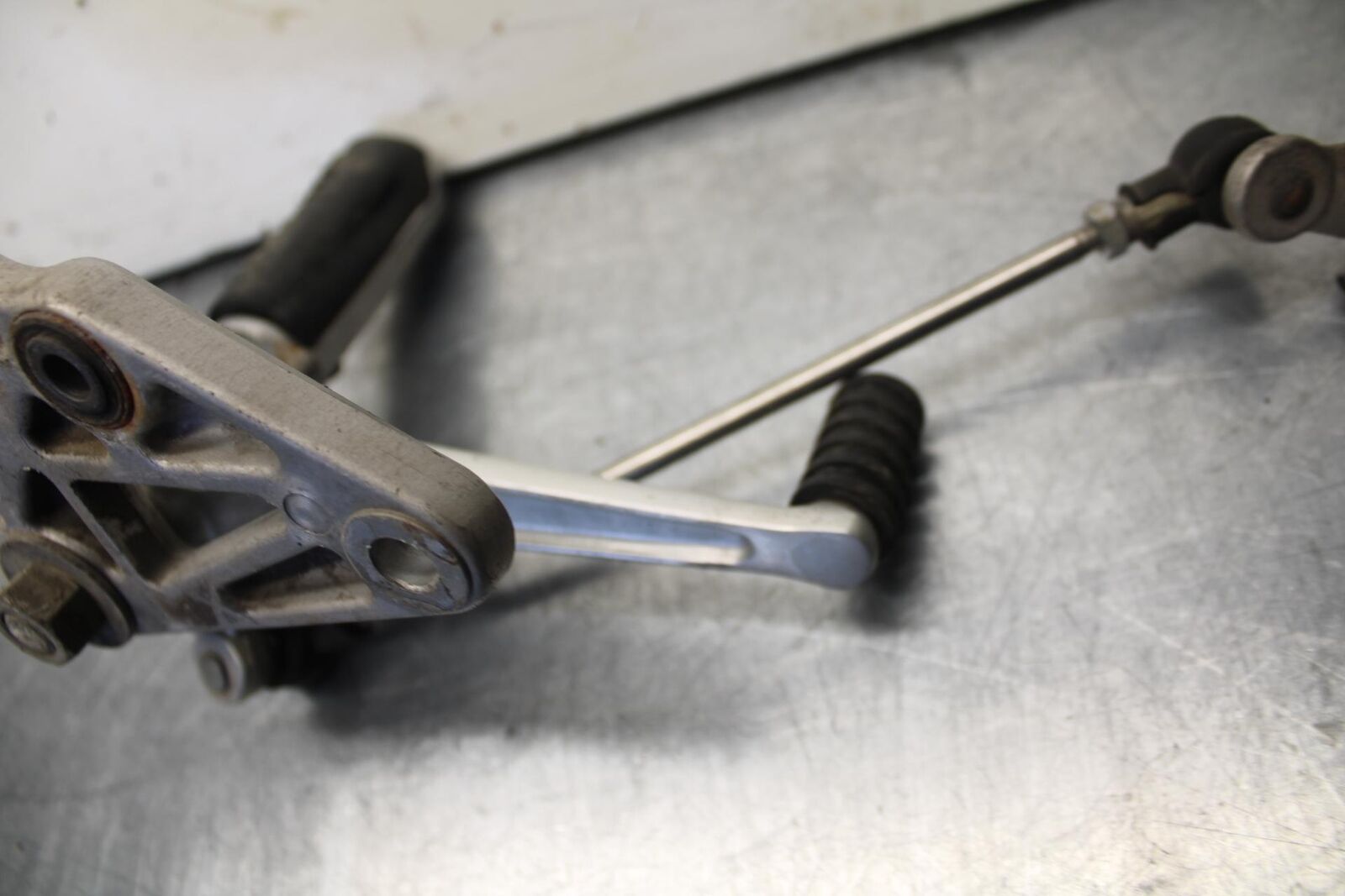 1995 Suzuki RF600R LEFT REARSET REAR SET DRIVER FOOT PEG SHIFTER BB615