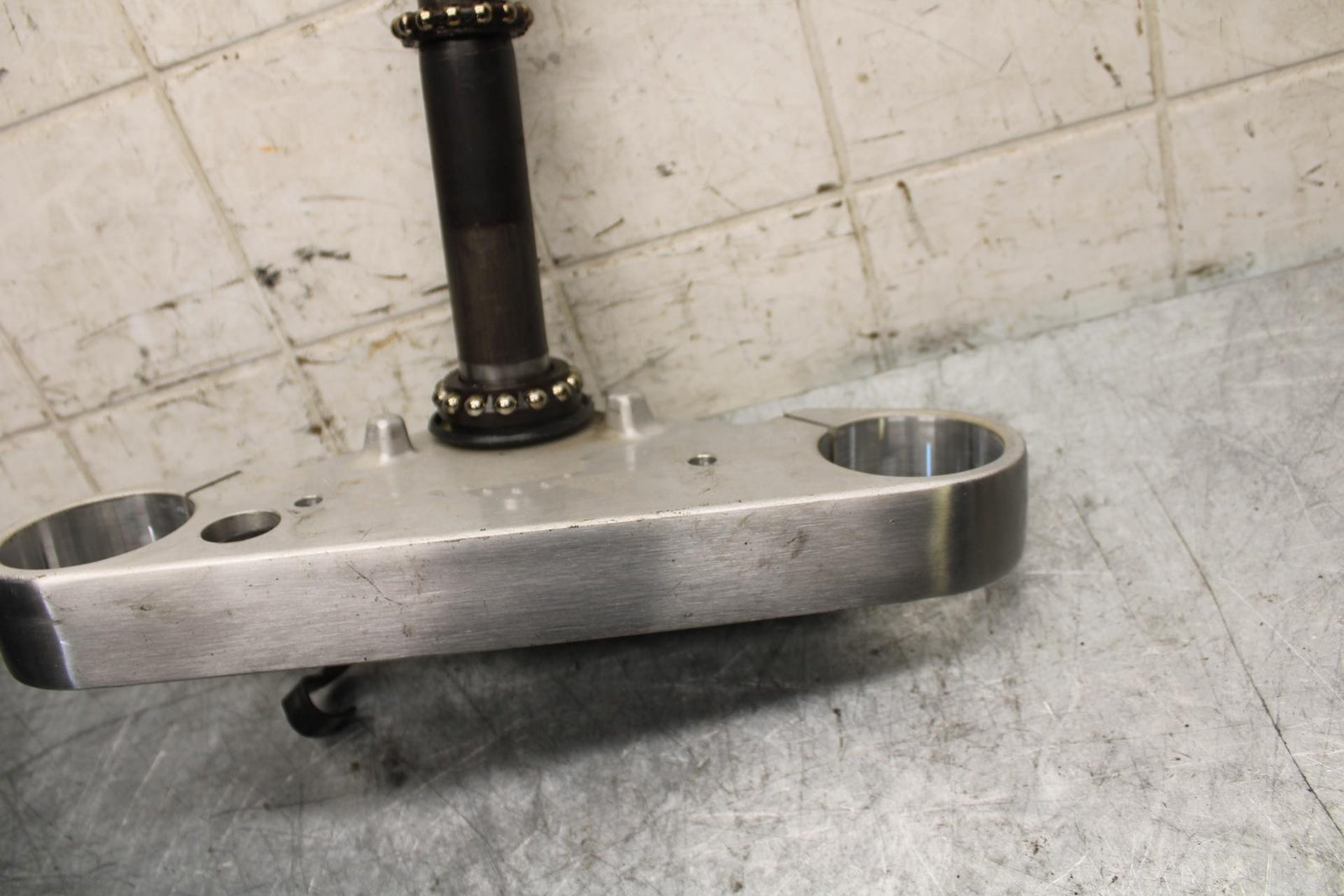 2007 Suzuki Boulevard M50B FRONT FORKS CLAMP LOWER TRIPLE TREE STEM BB537