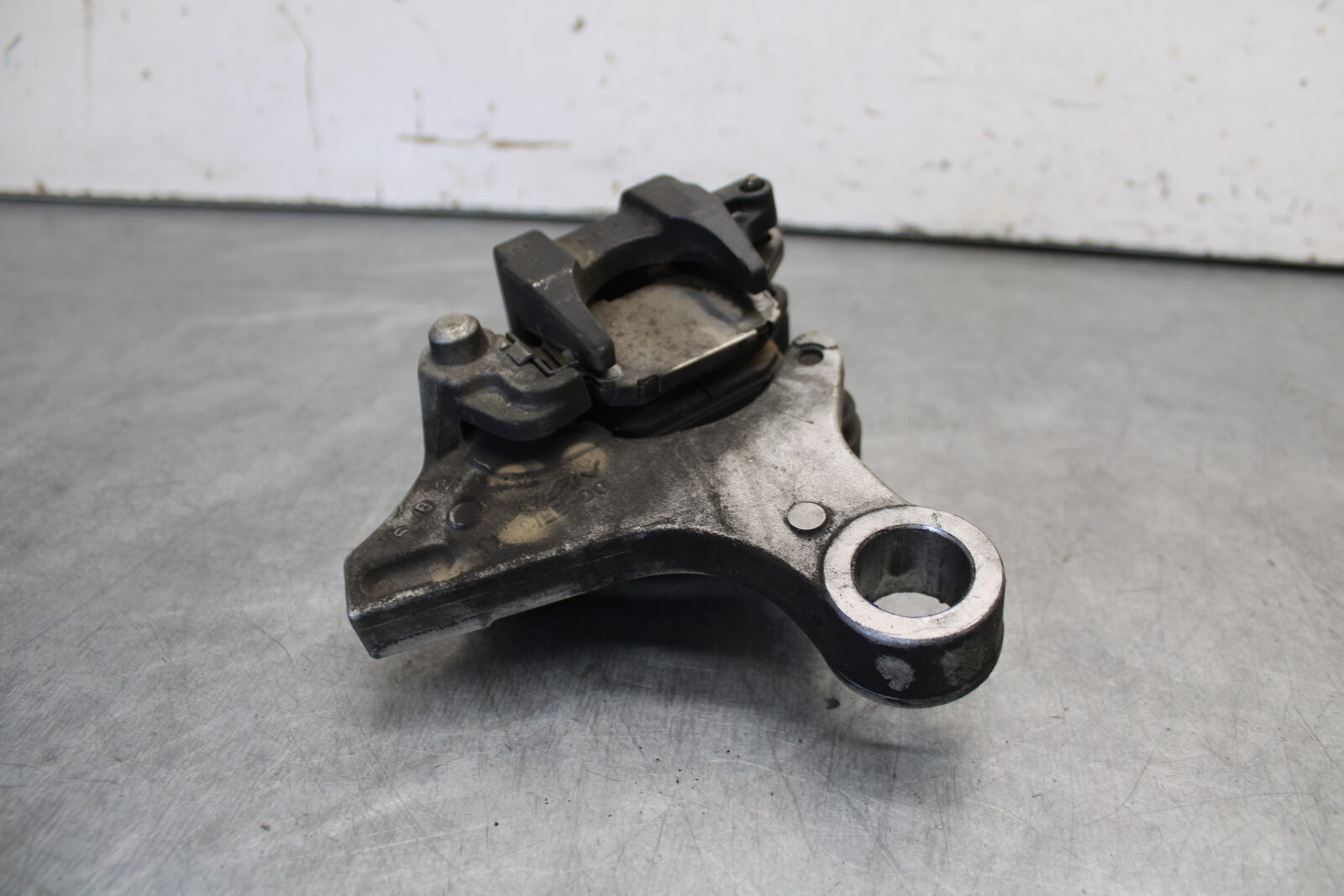 05-06 HONDA CBR600RR REAR BACK BRAKE CALIPER W MOUNT BRACKET BB655