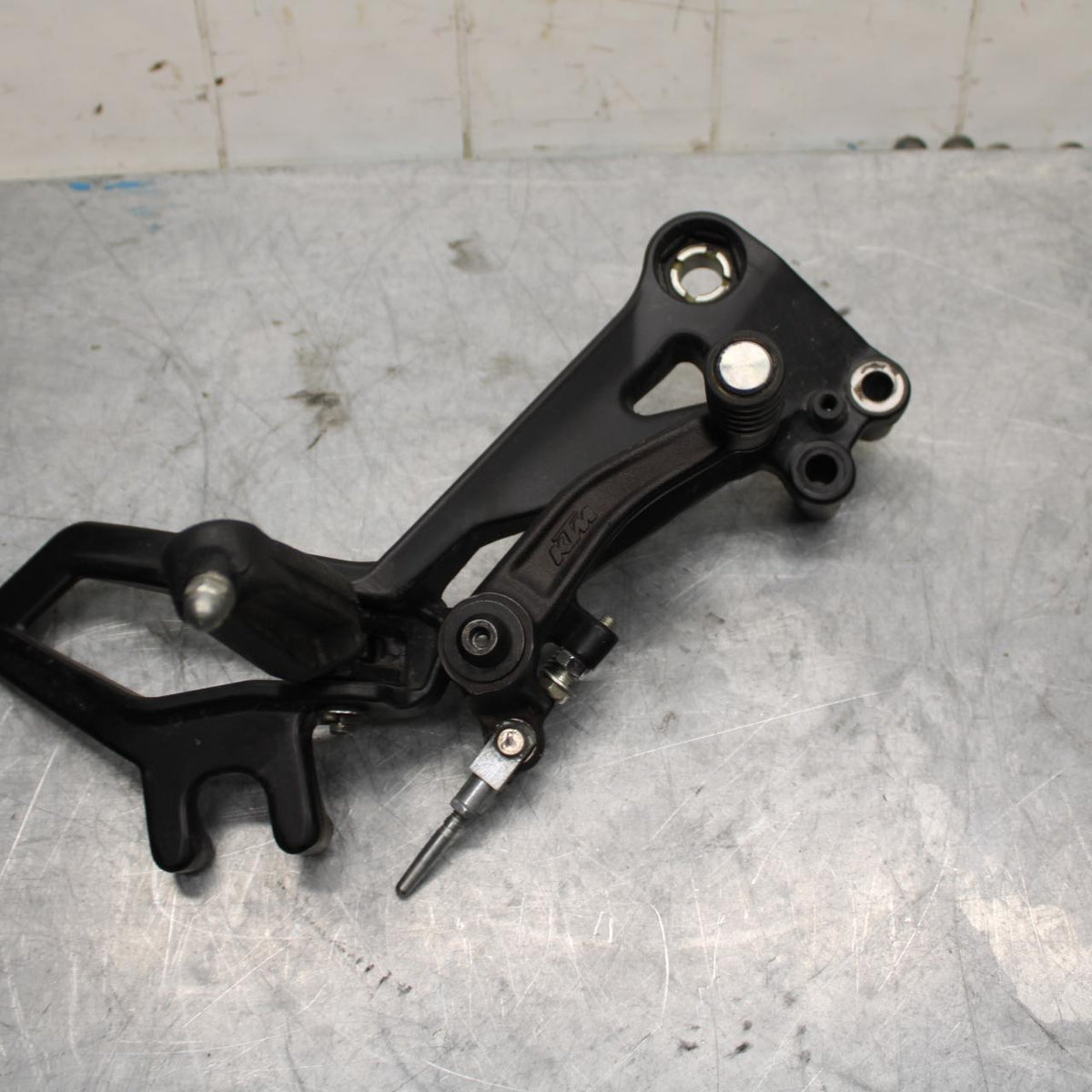 18 KTM RC 390 RIGHT REARSET REAR SET DRIVER FOOT PEG REST STOP BB442