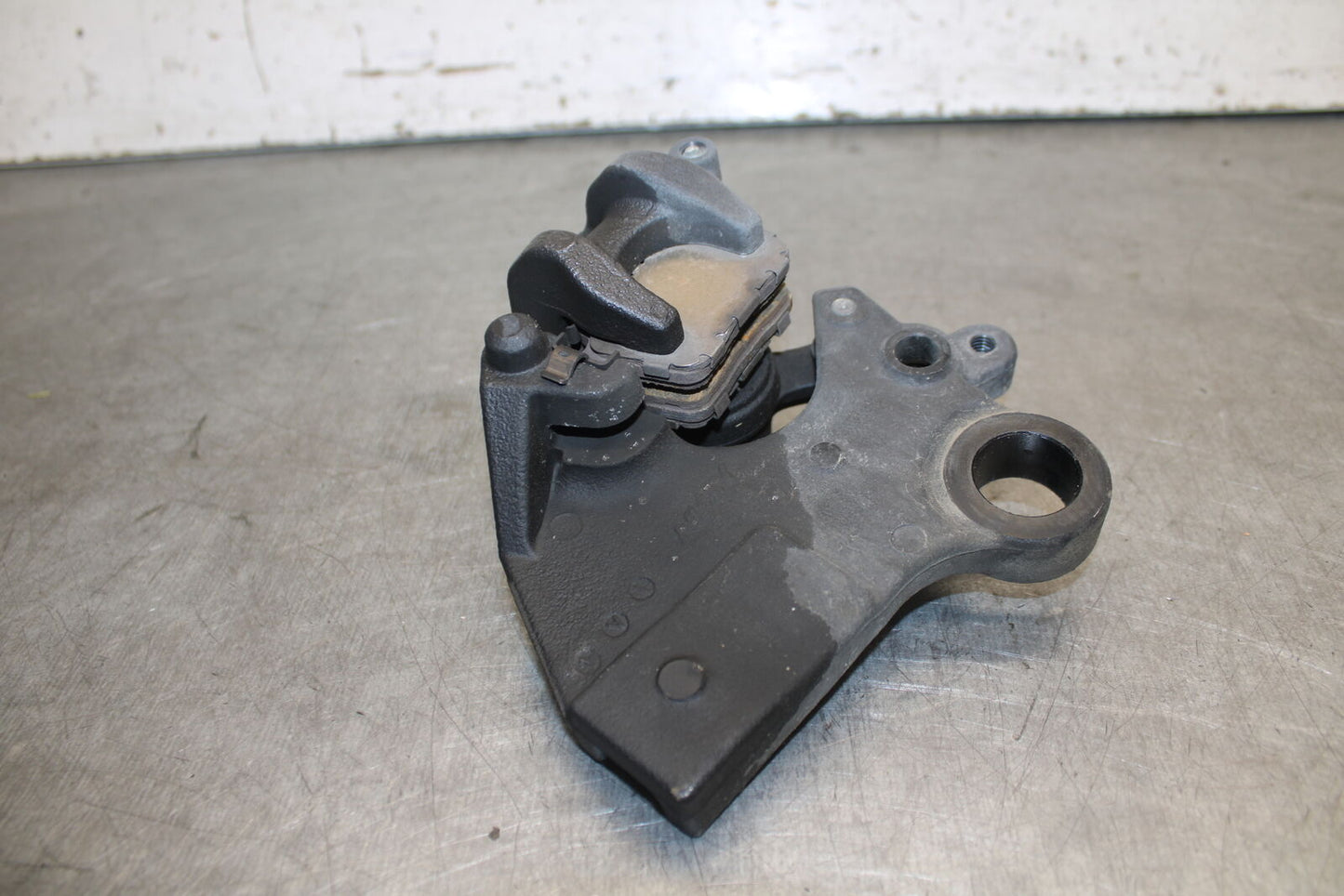 19-23 KAWASAKI NINJA ZX6R REAR BACK BRAKE CALIPER W MOUNT BRACKET BB701