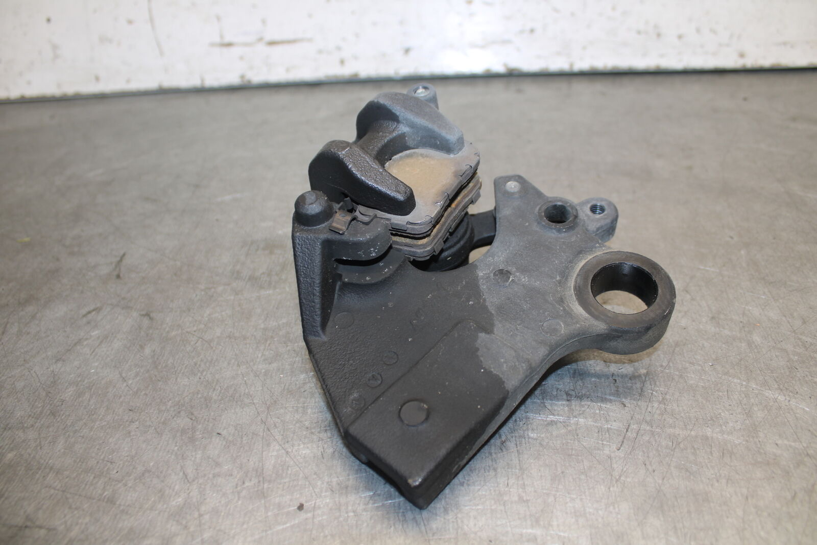 19-23 KAWASAKI NINJA ZX6R REAR BACK BRAKE CALIPER W MOUNT BRACKET BB701