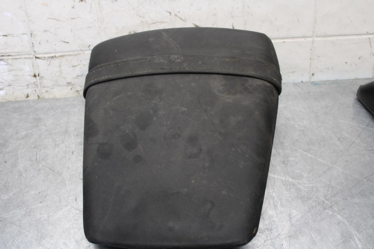 2000 Yamaha YZF R6 REAR BACK PASSENGER TANDEM SEAT PAD SADDLE PILLION BB558