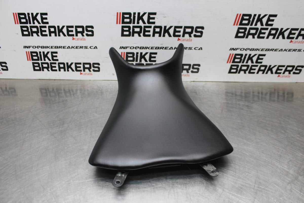 23 YAMAHA YZF R3 FRONT DRIVERS SEAT PAD SADDLE PILLION BB806