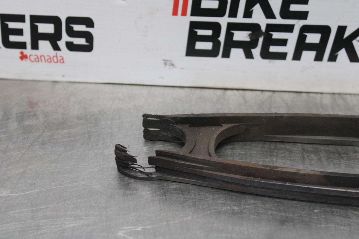 03 YAMAHA YZF R1 SWINGARM CHAIN BUFFER SLIDER GUIDE BB895