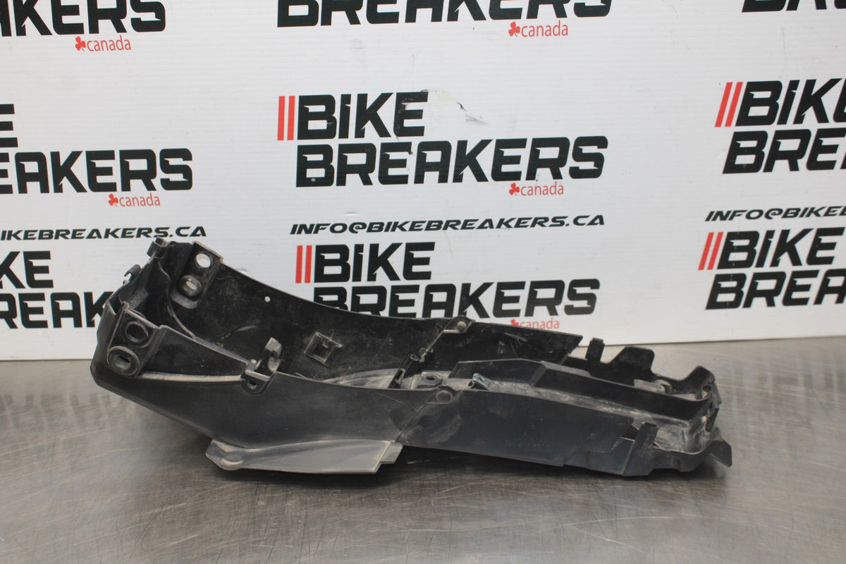 22-25 YAMAHA YZF R7 REAR BACK TAIL UNDERTAIL BATTERY TRAY PLASTIC BB850