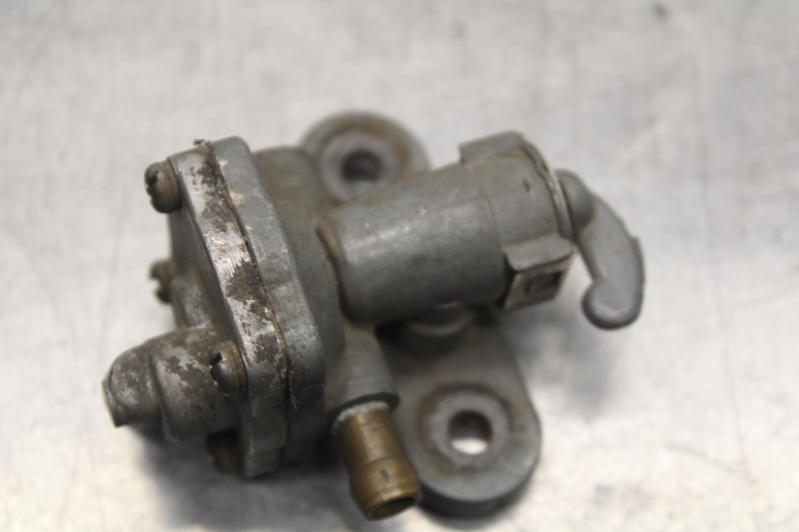 80-83 SUZUKI GS750E FUEL GAS TANK PETCOCK SHUT ON OFF VALVE BB82
