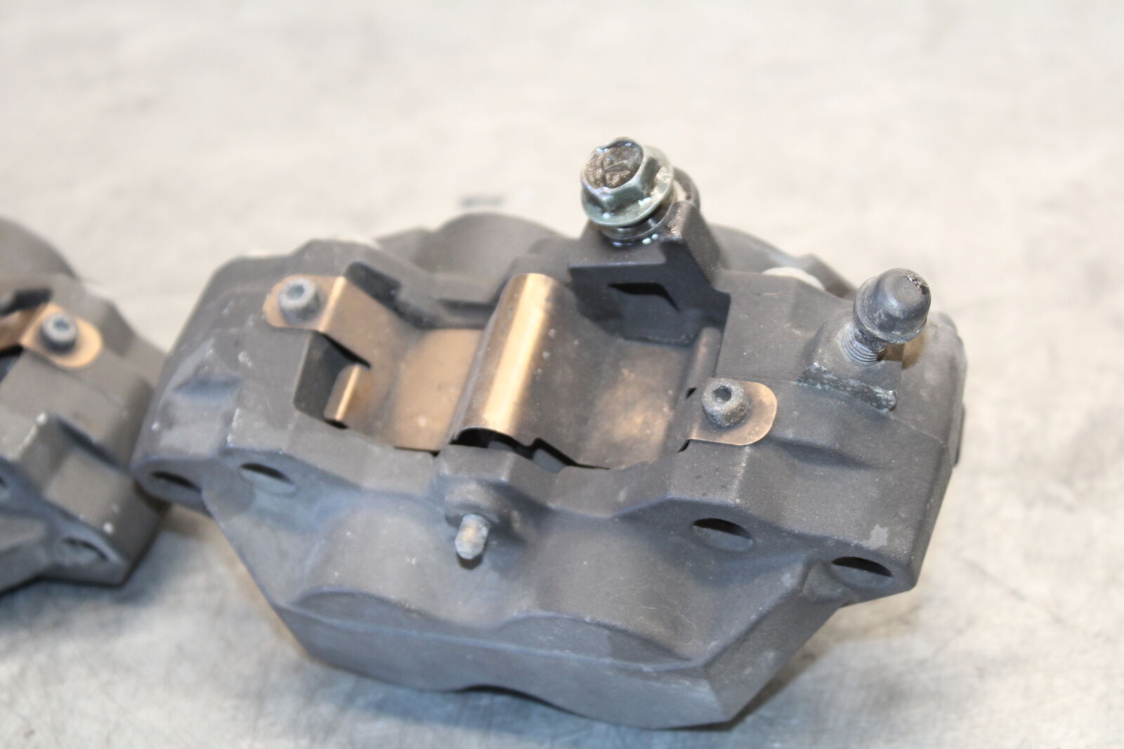 03-07 SUZUKI SV1000S RIGHT LEFT FRONT BRAKE CALIPER SET PAIR CALIPERS BB657