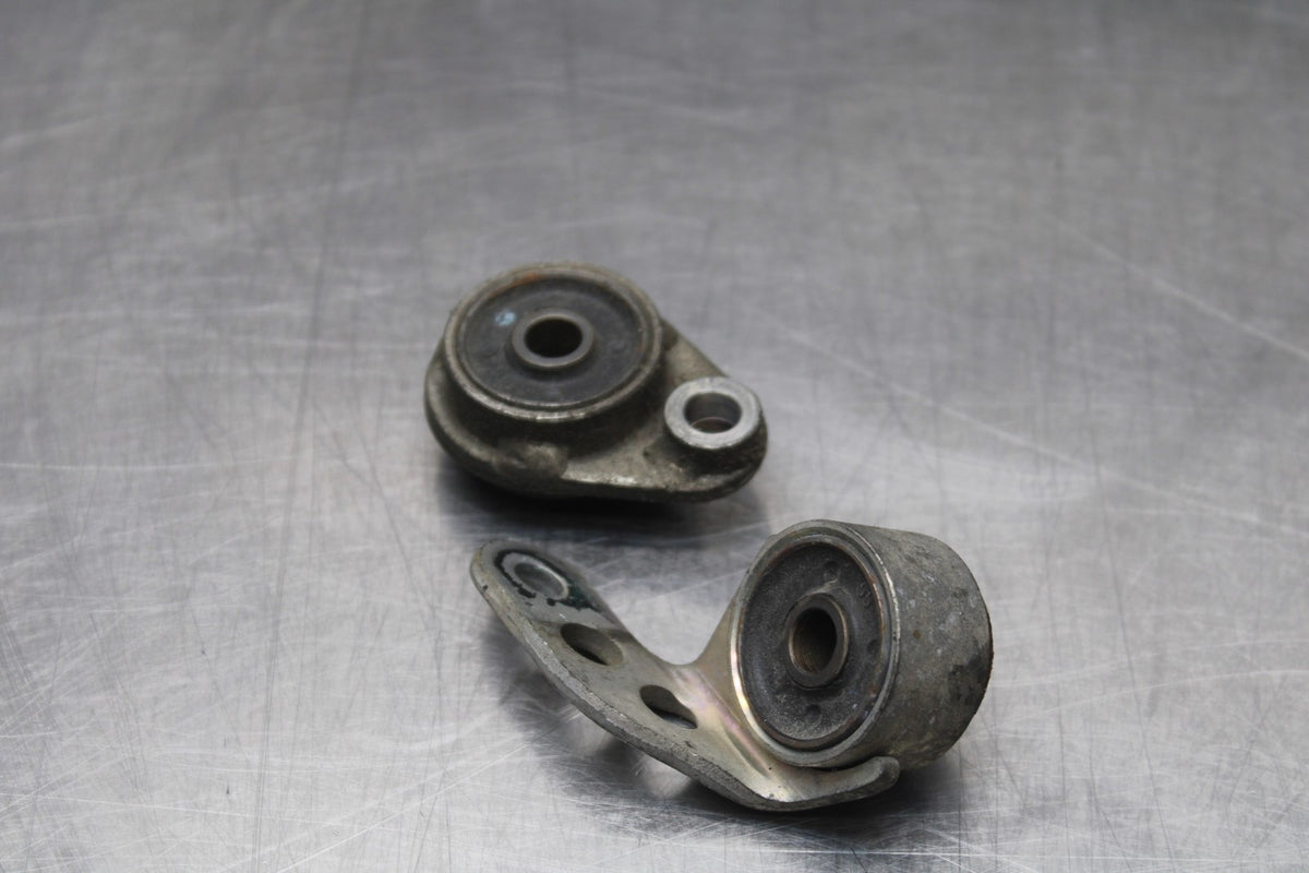 08-16 YAMAHA YZF R6 EXHAUST PIPE HEADER BRACKETS PAIR BB856