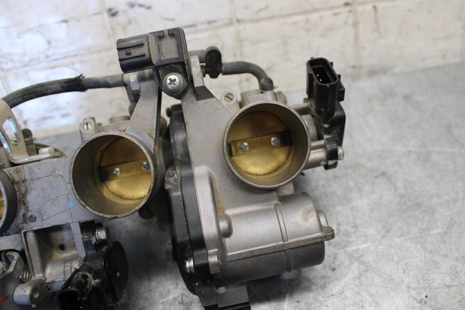 2015 Yamaha FZ09 MAIN FUEL INJECTORS / THROTTLE BODIES 1RC-12572-00-00 BB535