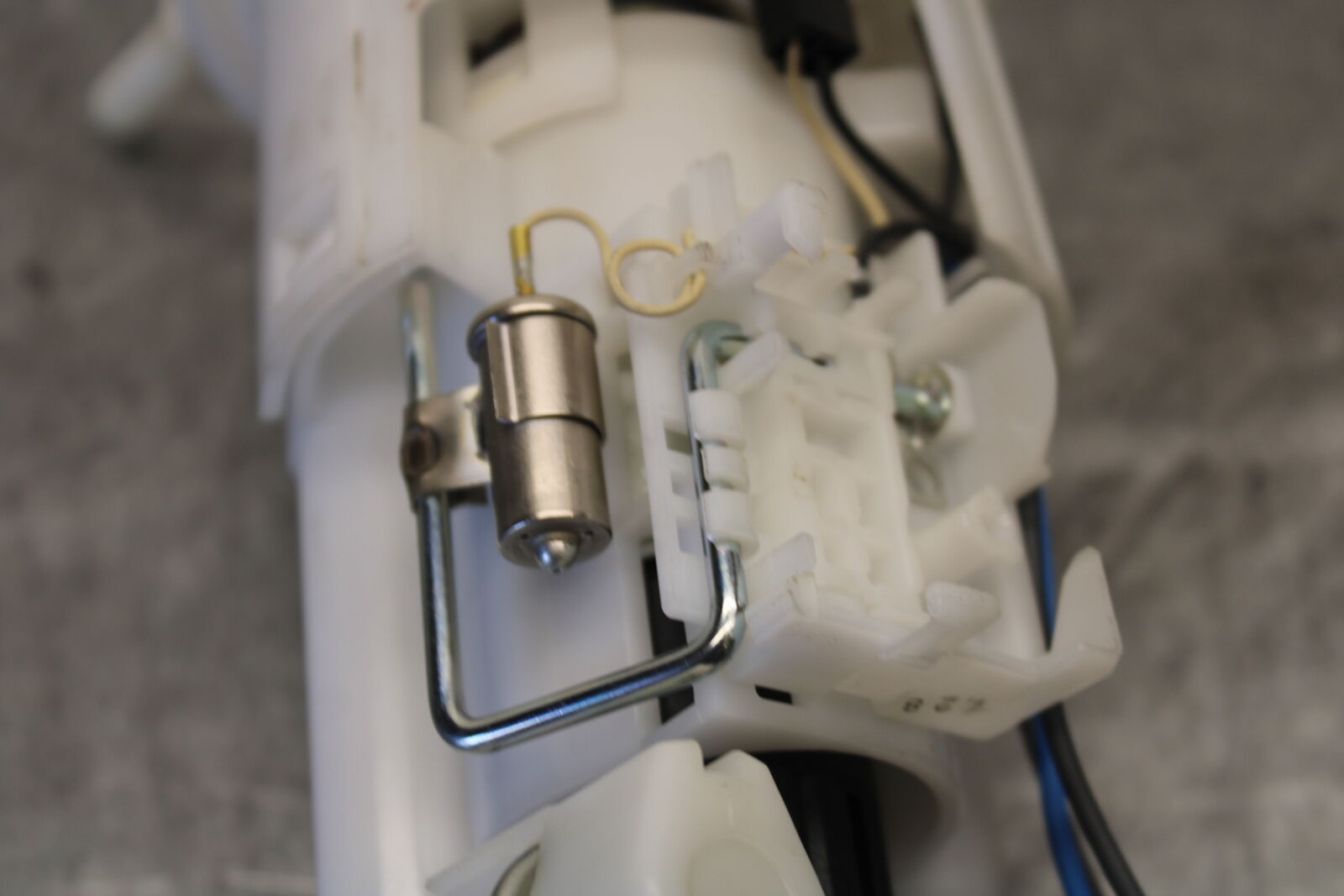 09-14 YAMAHA YZF R1 FUEL PUMP GAS PETROL SENDER UNIT 14B-13907-20-00  BB676
