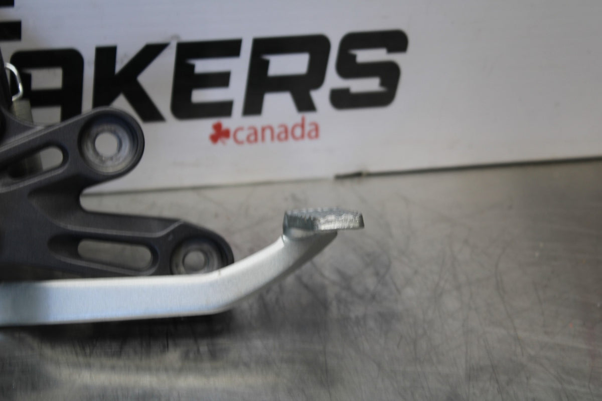 22-25 YAMAHA YZF R7 RIGHT REARSET REAR SET DRIVER FOOT PEG REST STOP BB182