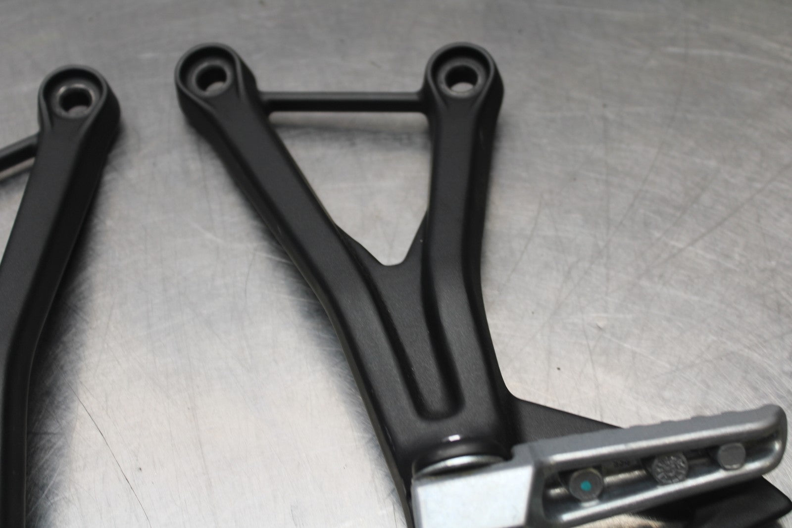 24-25 KAWASAKI NINJA ZX4R REAR BACK PASSENGER PEG SET PAIR BB610