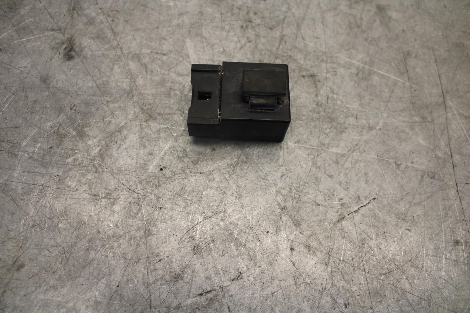 2015 Yamaha FZ09 RELAY ASSEMBLY FUSE BOX 5VK-81950-40 BB535