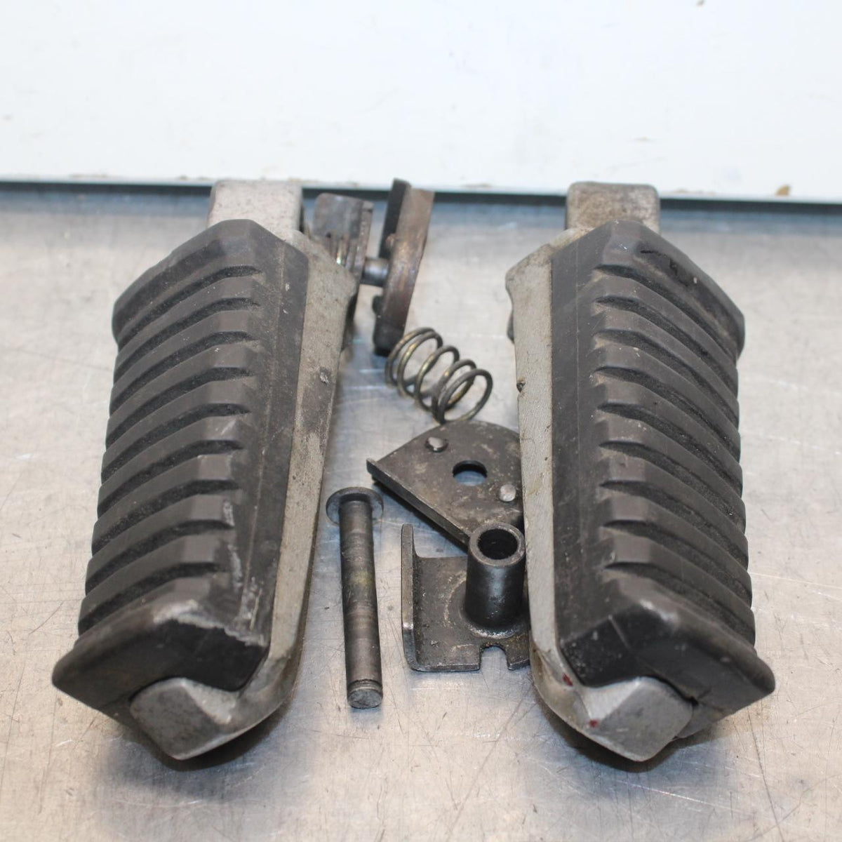 84-86 KAWASAKI GPZ900 REAR BACK PASSENGER PEG SET PAIR BB84