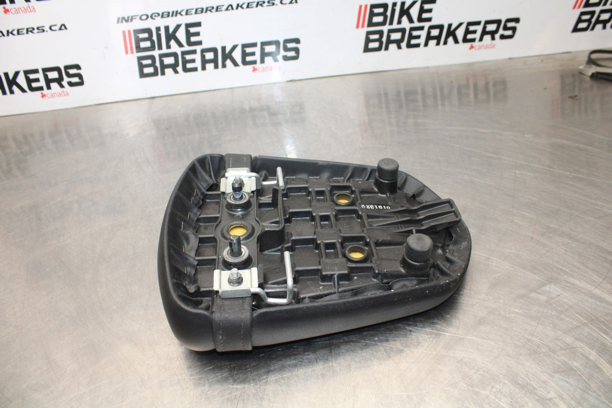 06-07 SUZUKI GSXR 600 REAR BACK PASSENGER TANDEM SEAT PAD SADDLE PILLION BB178