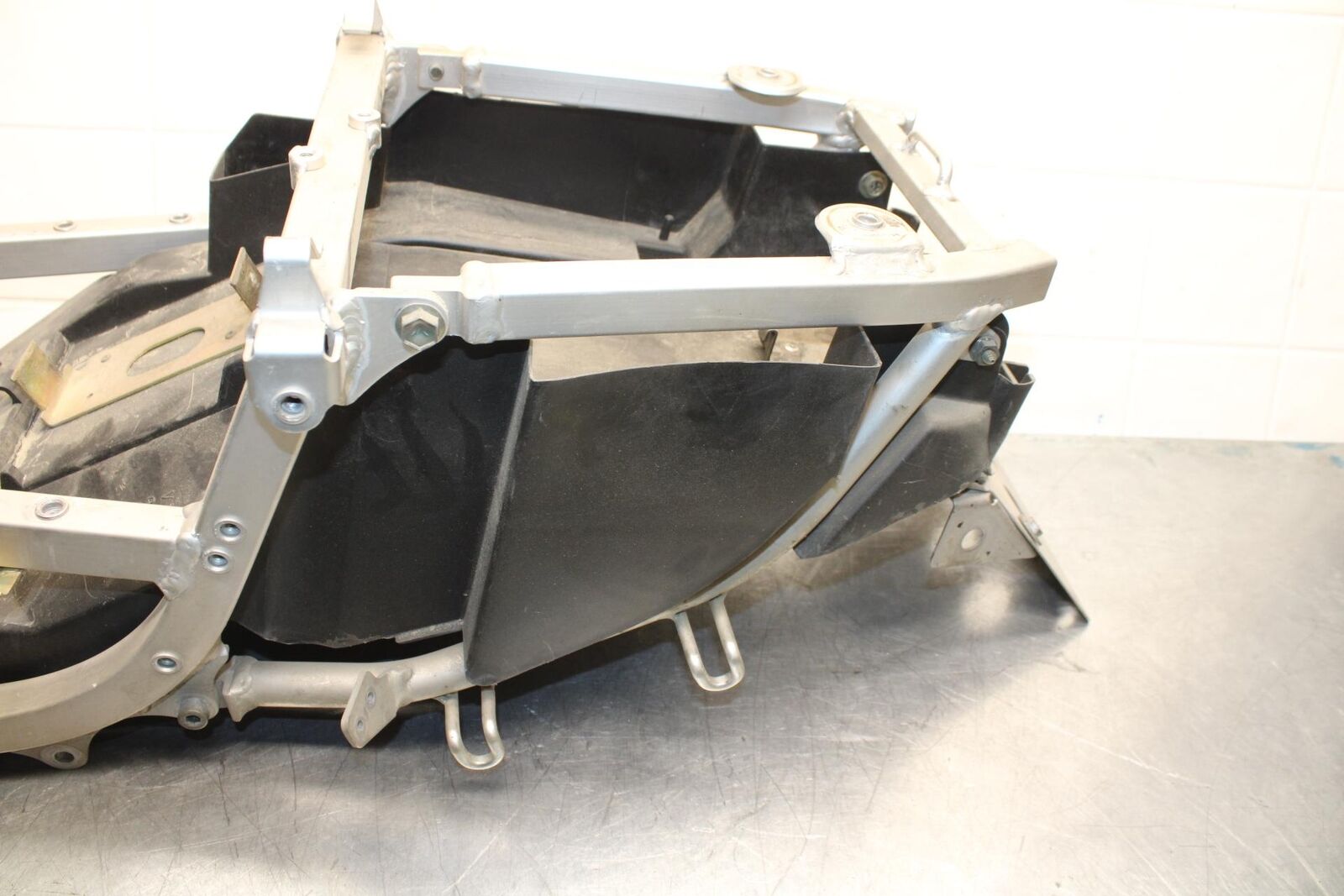 1999 Suzuki GSXR600 REAR SUBFRAME BACK SUB FRAME 41200-33E20 43980-33E20 BB580