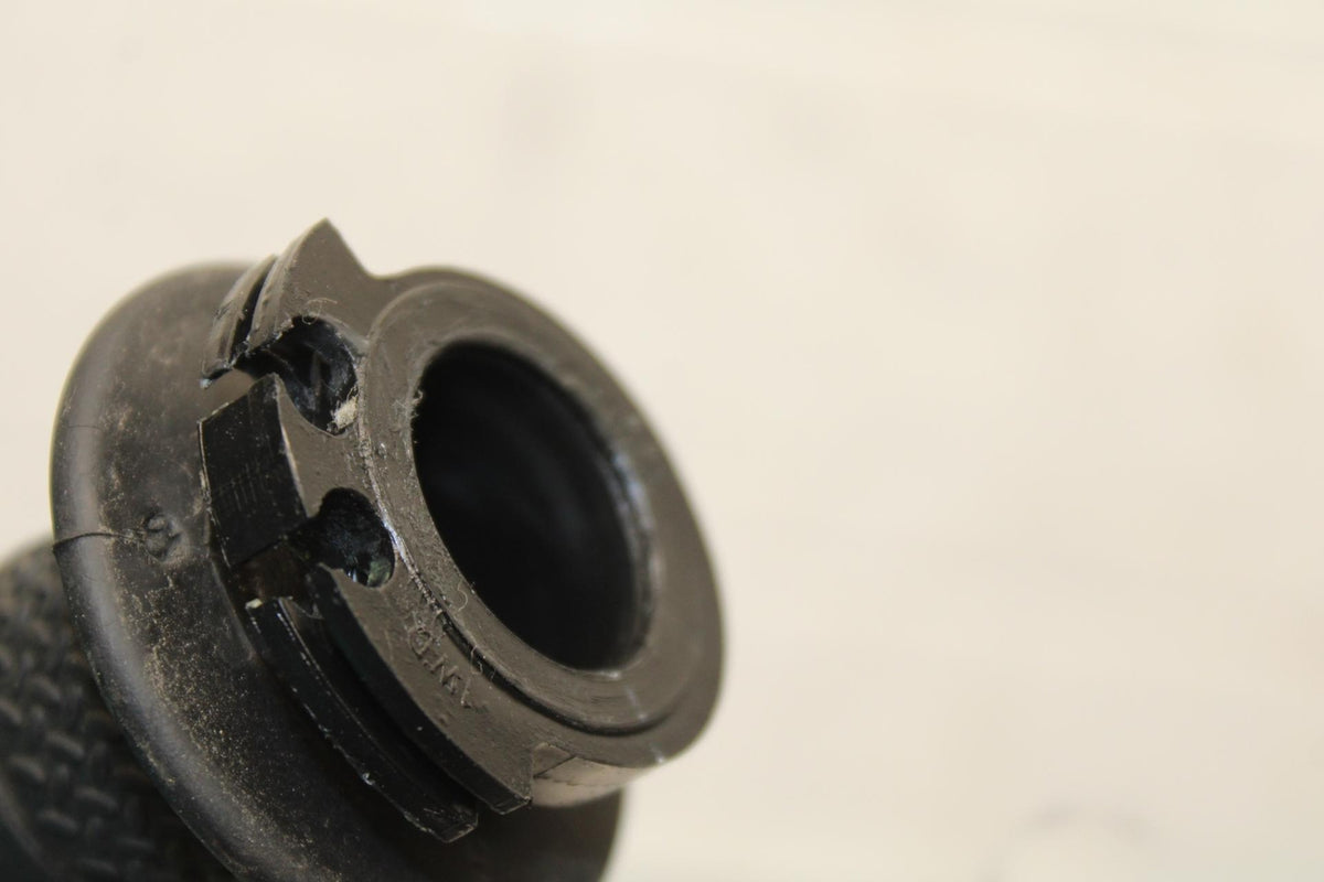 19-21 YAMAHA YZF R3 RIGHT THROTTLE GRIP BB588