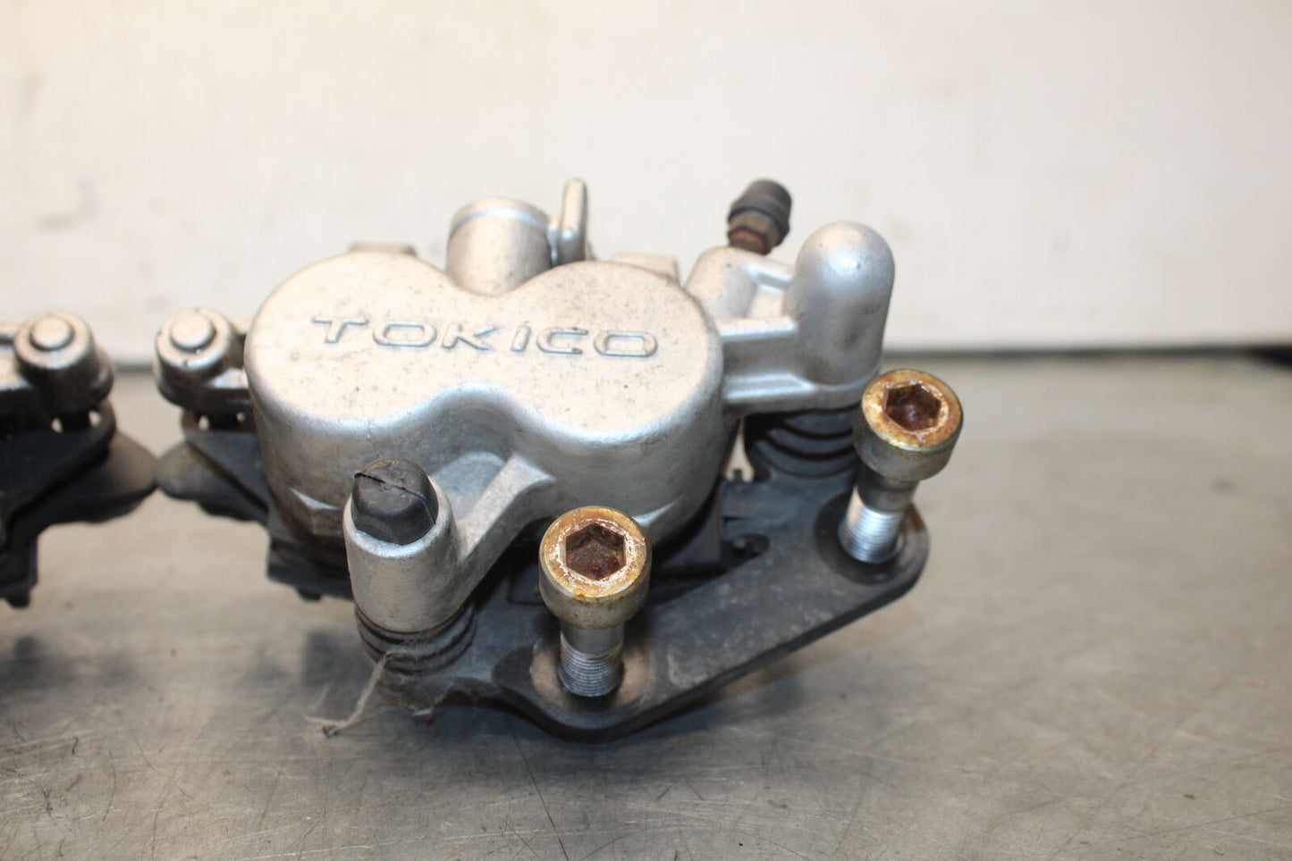 05-09 SUZUKI BOULEVARD C90 RIGHT LEFT FRONT BRAKE CALIPER SET PAIR BB692