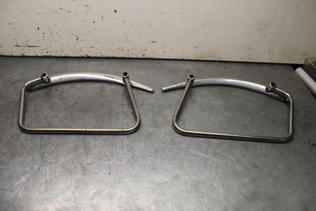 99-00 YAMAHA V STAR 1100 SADDLEBAG CASE MOUNTING BRACKET MOUNT BB711