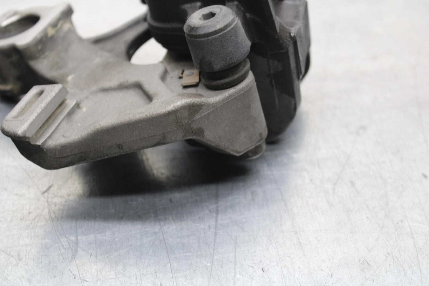 2017 Suzuki GSXR600 REAR BRAKE CALIPER W MOUNT BRACKET 69100-47H10-999 BB598