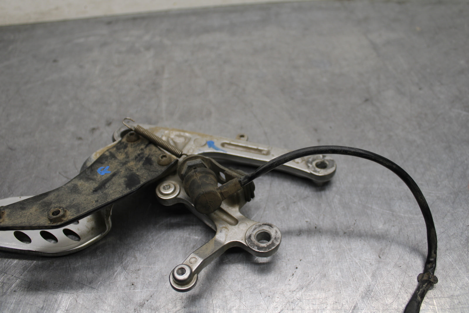 04-05 YAMAHA YZF R1 RIGHT REARSET REAR SET DRIVER FOOT PEG BRACKET MOUNT BB131