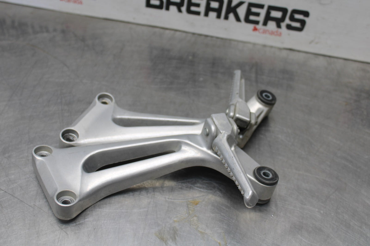 98-05 HONDA SUPER HAWK 1000 VTR1000F REAR BACK PASSENGER PEG SET PAIR BB924