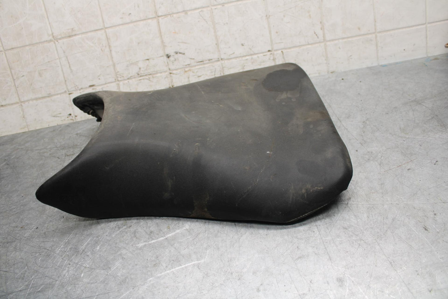 2003 Yamaha YZF R6 FRONT DRIVERS SEAT PAD SADDLE PILLION 5SL-24710-00-00 BB539