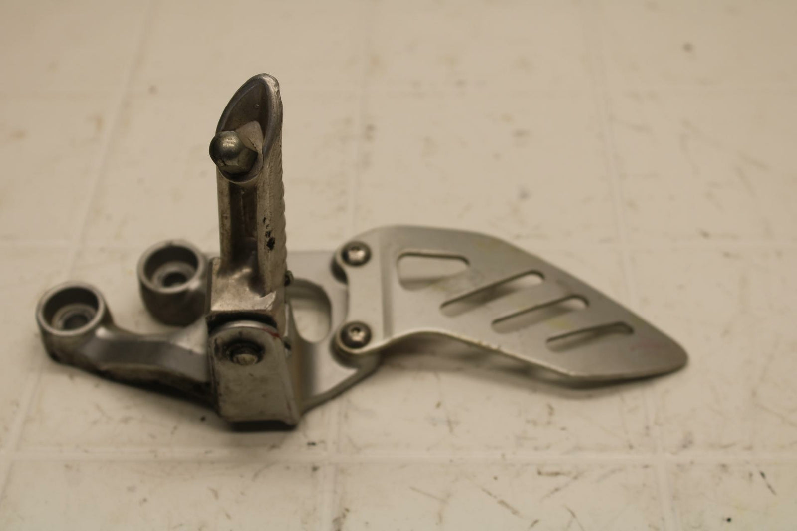 06-07 SUZUKI GSXR750 LEFT REARSET REAR SET DRIVER FOOT PEG REST STOP BB26
