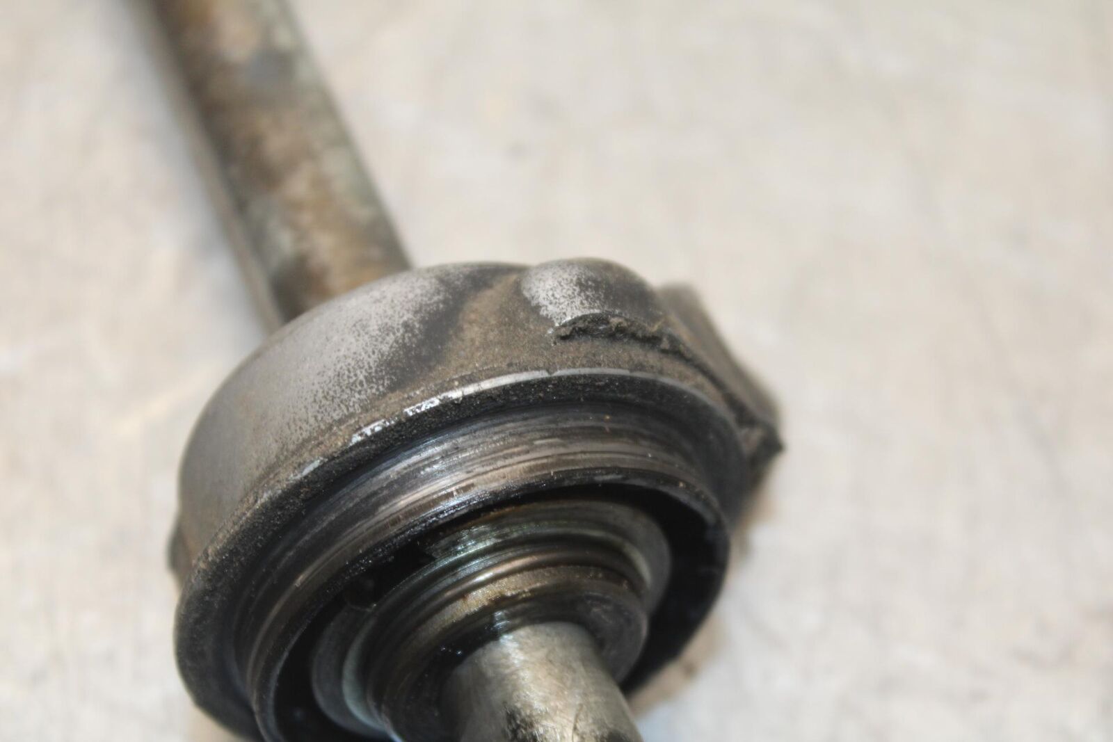 1988 Yamaha FZ600 FRONT WHEEL RIM AXLE PIVOT BOLT 10W-25381-00-00 BB601