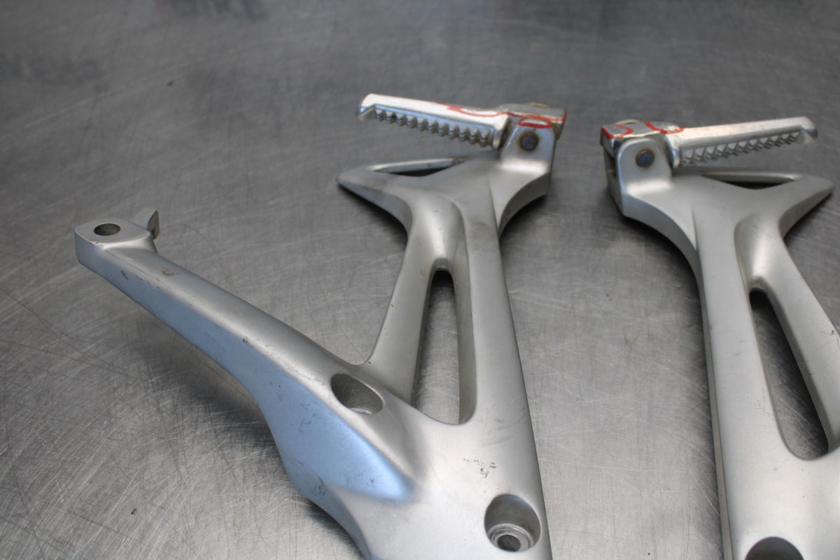 06-07 HONDA INTERCEPTOR 800 VFR800 REAR BACK PASSENGER PEG SET PAIR BB917