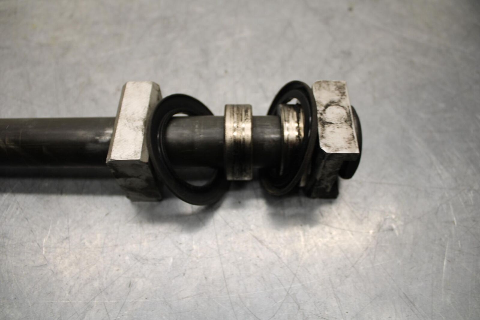 2005 Yamaha YZF R6 REAR AXLE BACK WHEEL RIM PIVOT BOLT AXEL 5SL-25381-00-00 BB62