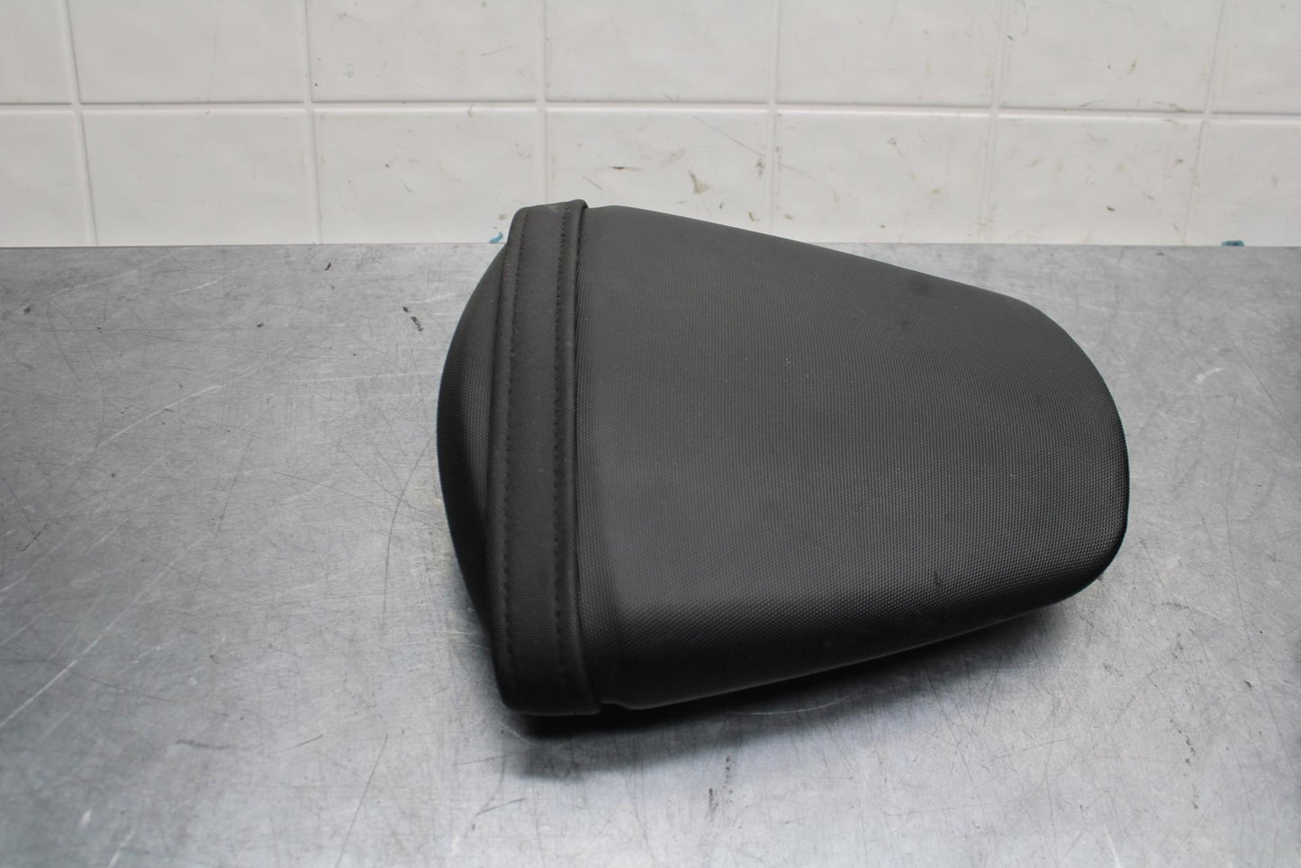 11-22 SUZUKI GSXR600 REAR BACK PASSENGER SEAT PAD PILLION BB582