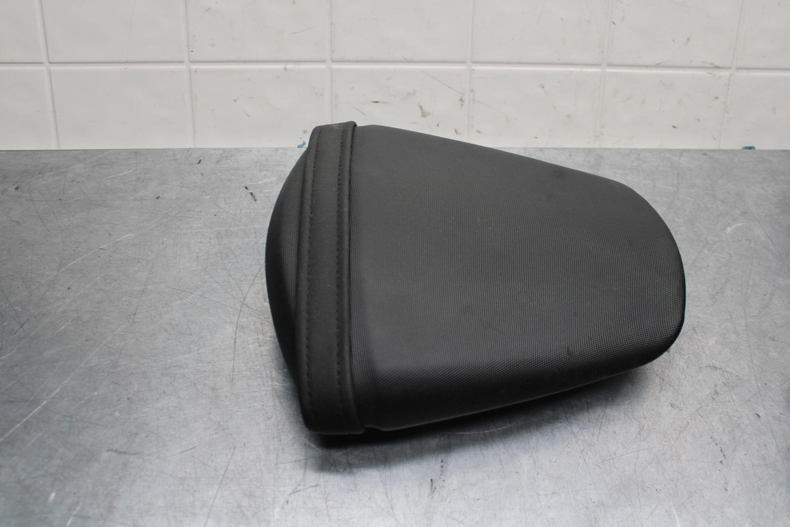 11-22 SUZUKI GSXR600 REAR BACK PASSENGER SEAT PAD PILLION BB582
