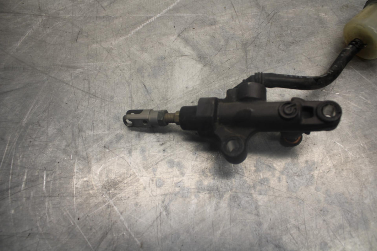 05 YAMAHA YZF R6S REAR BREMBO  BRAKE MASTER CYLINDER W RESERVOIR BB462