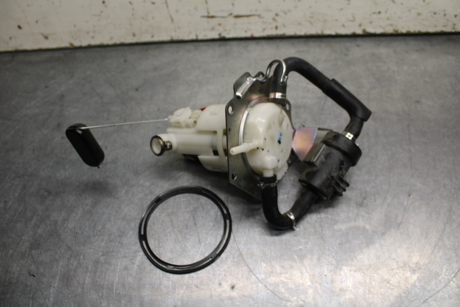 15-16 HONDA CB300F FUEL PUMP GAS PETROL SENDER UNIT BB740