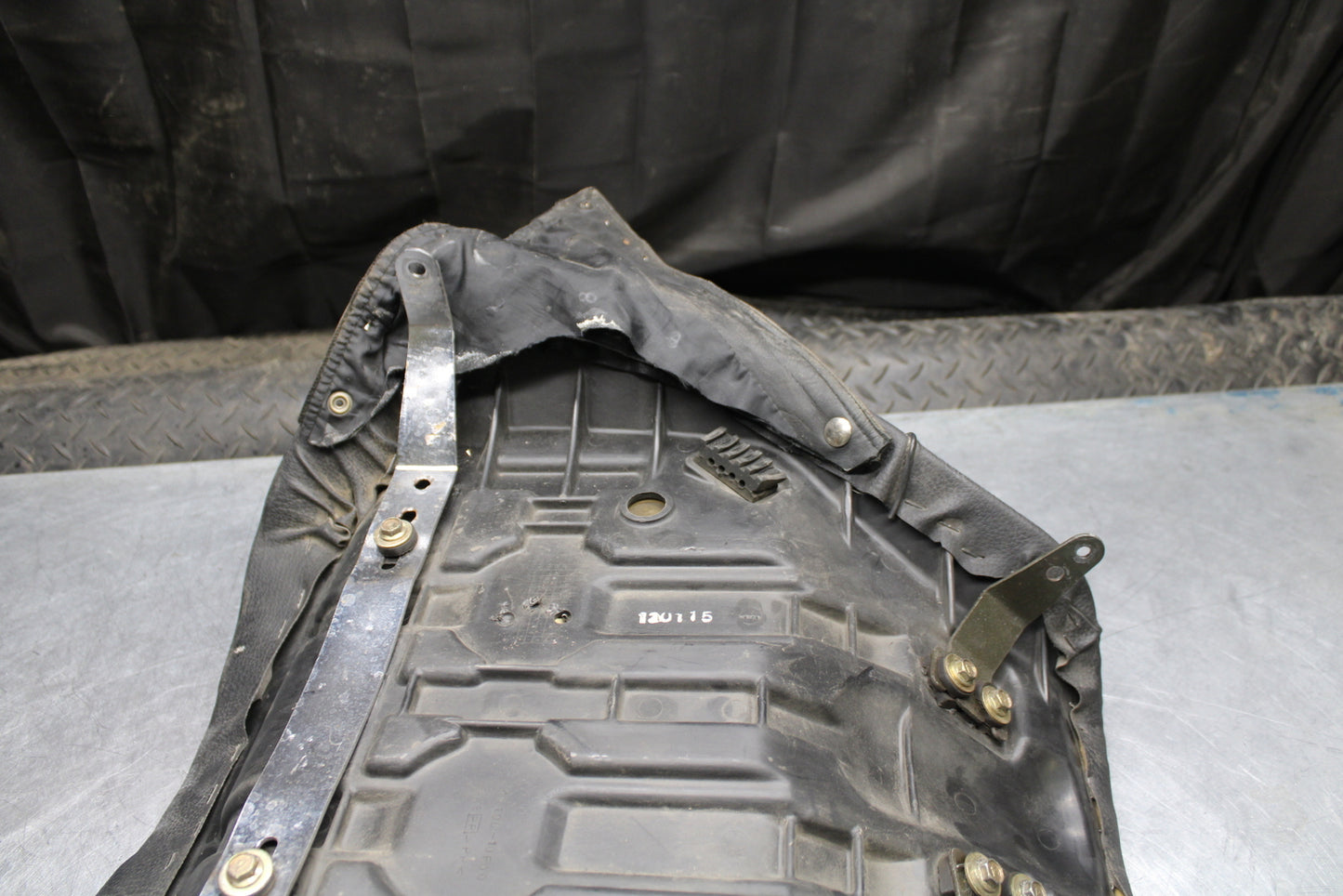 00 SUZUKI INTRUDER 1500 VL1500 FRONT DRIVERS SEAT BB761