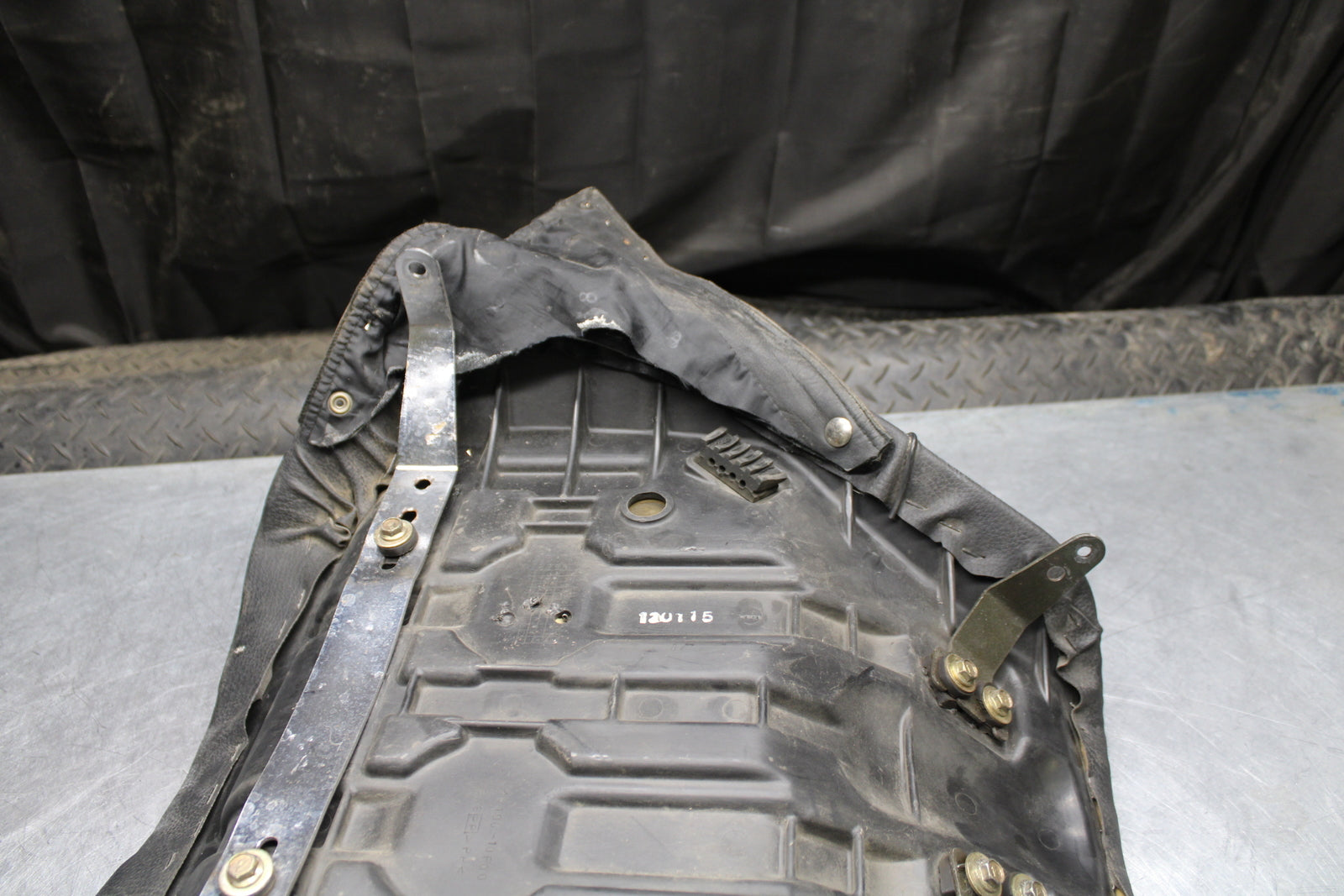 00 SUZUKI INTRUDER 1500 VL1500 FRONT DRIVERS SEAT BB761