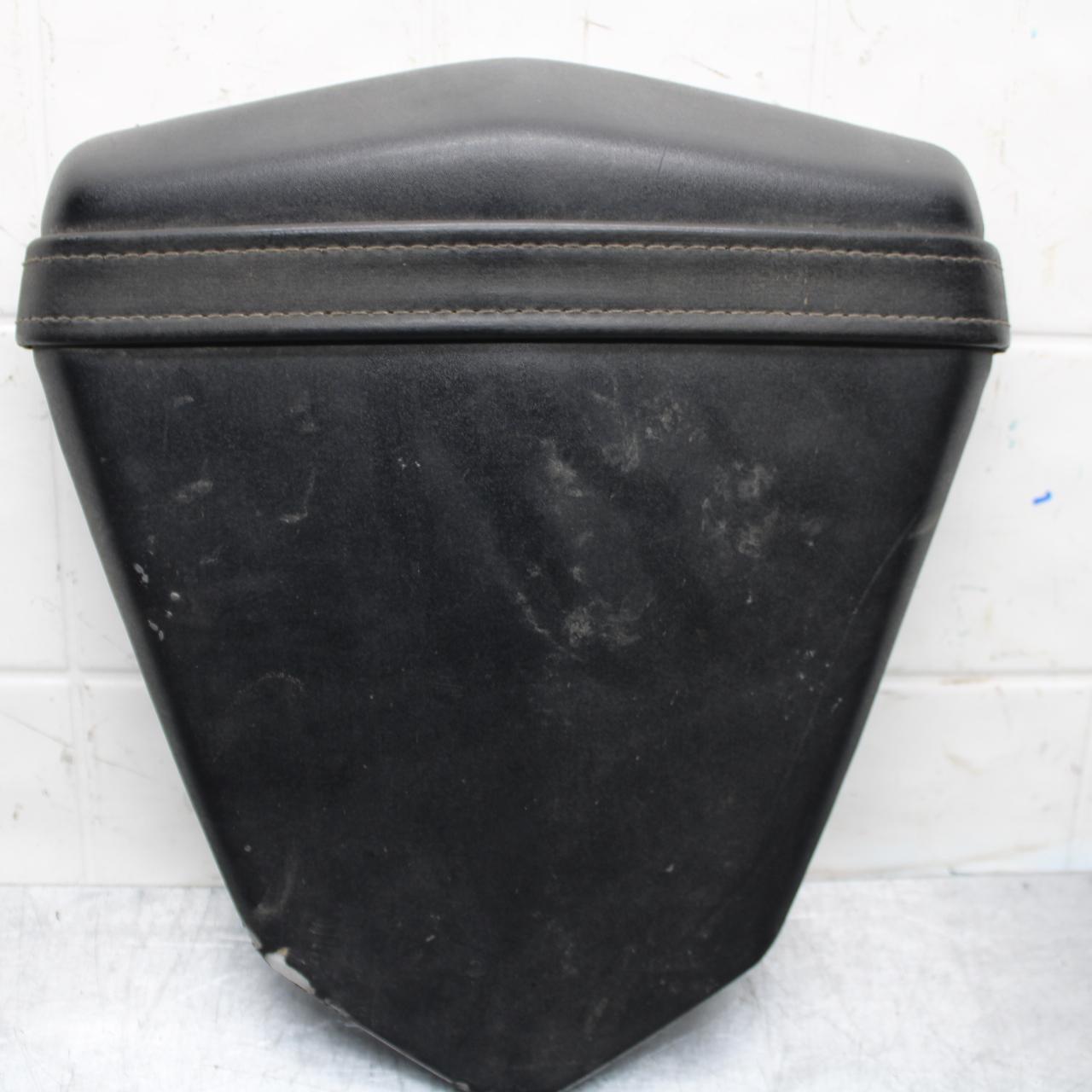 2007 Yamaha YZF R6 REAR BACK PASSENGER TANDEM SEAT PAD SADDLE PILLION BB590
