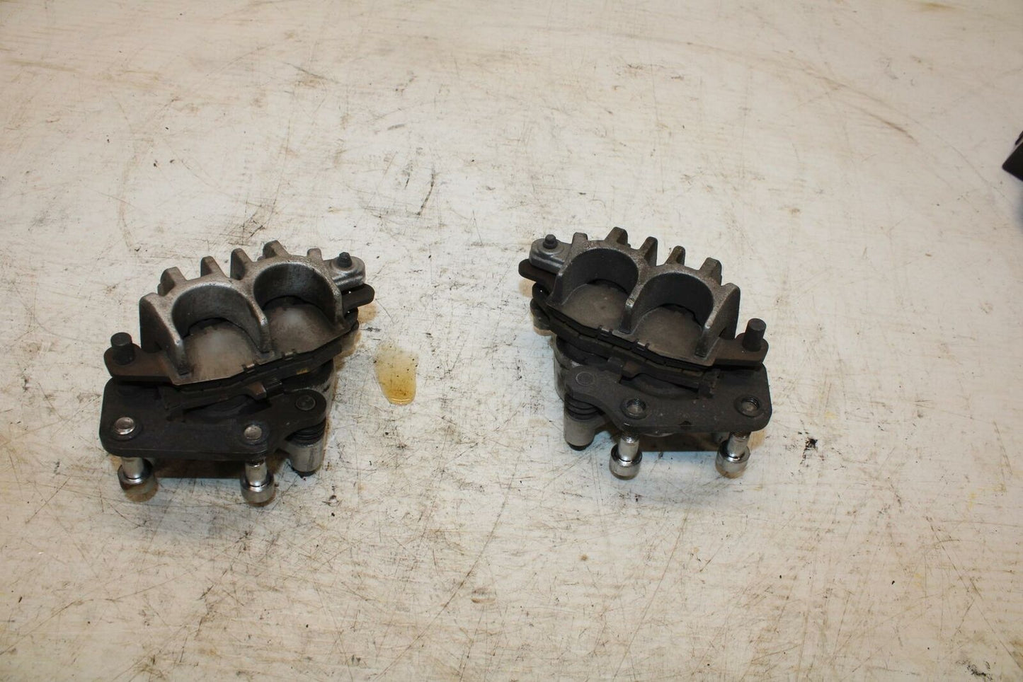 05-09 SUZUKI BOULEVARD C90 RIGHT LEFT FRONT BRAKE CALIPER SET PAIR BB357 