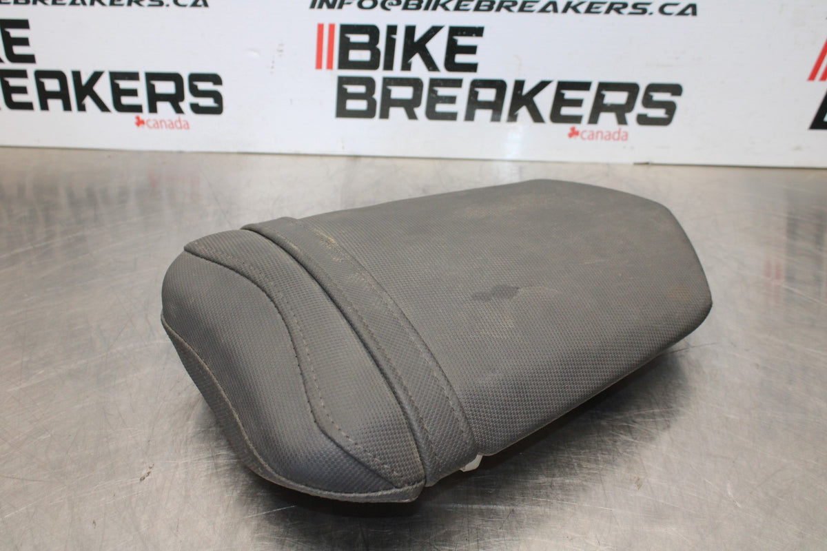 04-06 YAMAHA YZF R1 REAR BACK PASSENGER TANDEM SEAT PAD SADDLE PILLION BB160