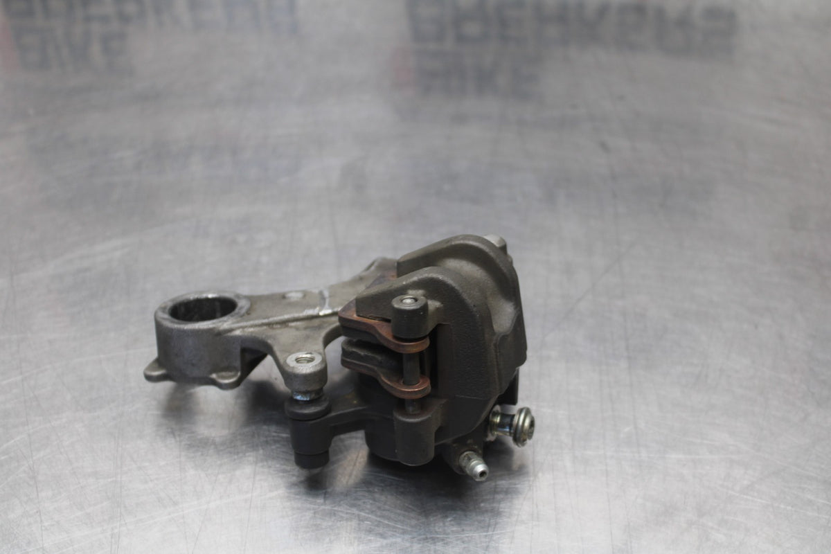 09 SUZUKI GSXR1000 REAR BACK BRAKE CALIPER W MOUNT BRACKET BB777