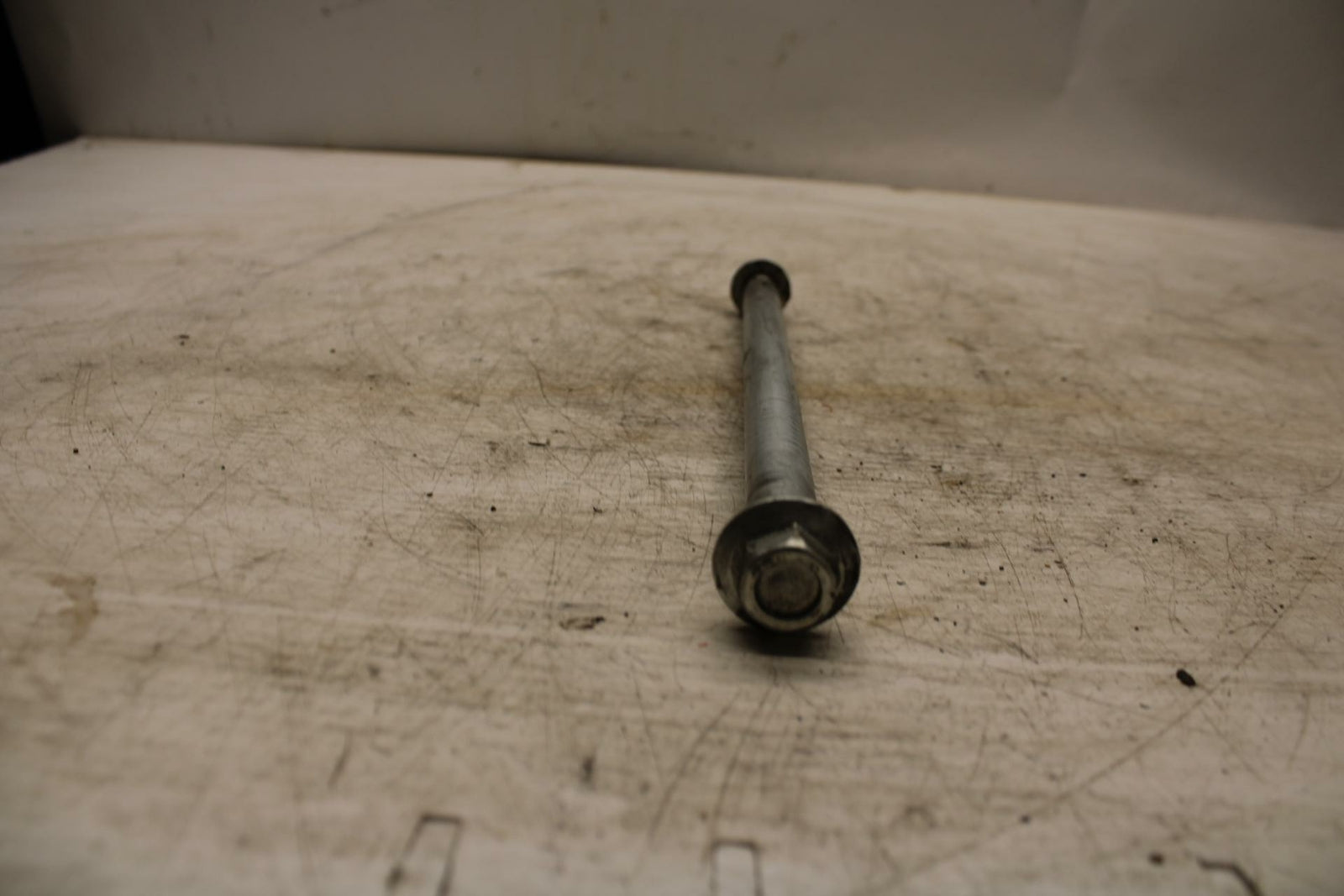 06-21 KAWASAKI VULCAN 900 REAR BACK SWINGARM BOLT SUSPENSION PIVOT AXLE BB363