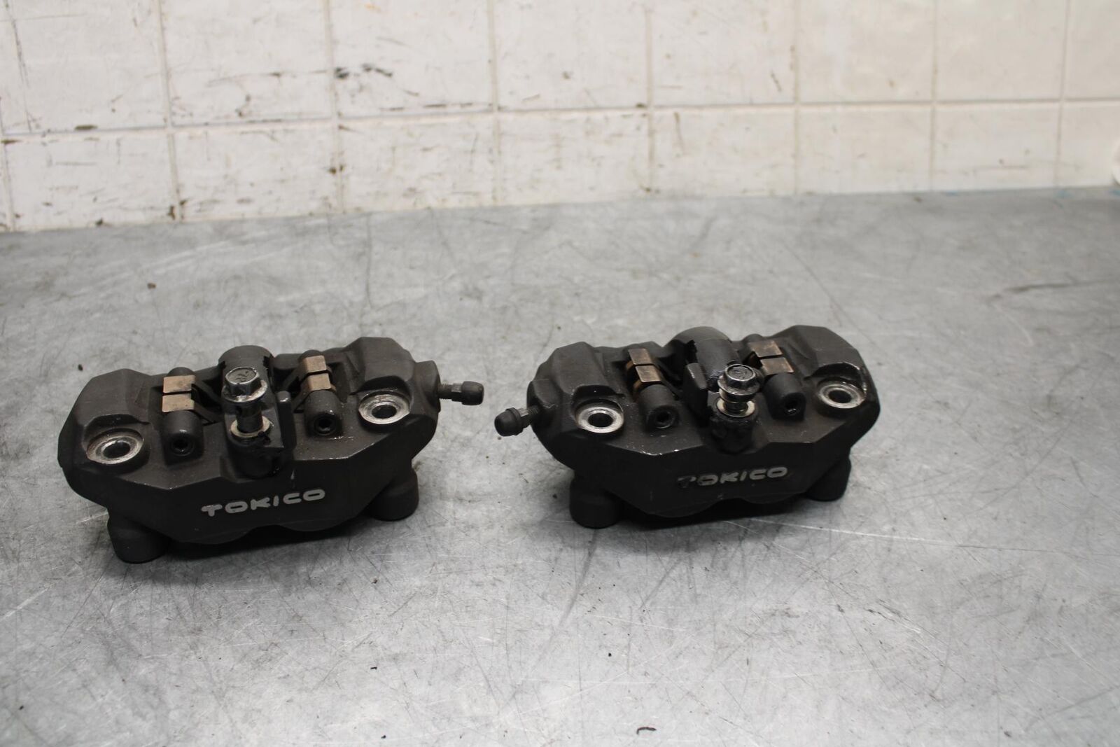 2009 Suzuki GSXR600 RIGHT LEFT FRONT BRAKE CALIPER SET PAIR CALIPERS BB527