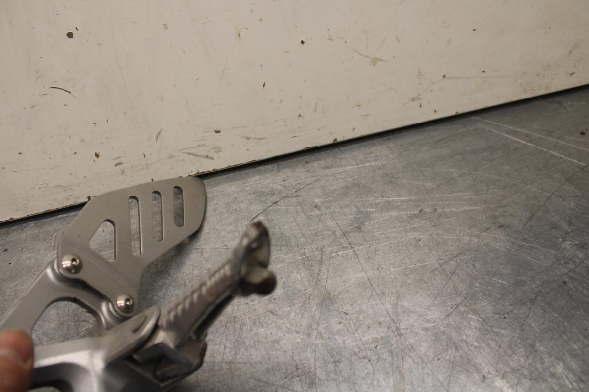 08-10 SUZUKI GSXR 600  LEFT REARSET REAR SET DRIVER FOOT PEG REST STOP BB92