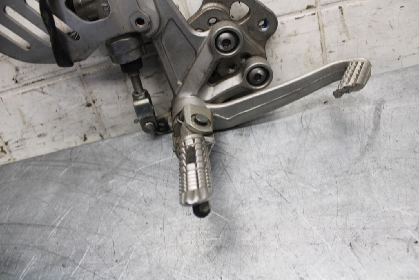 2008 Suzuki GSXR1000 RIGHT REARSET REAR SET DRIVER FOOT PEG REST STOP BB519